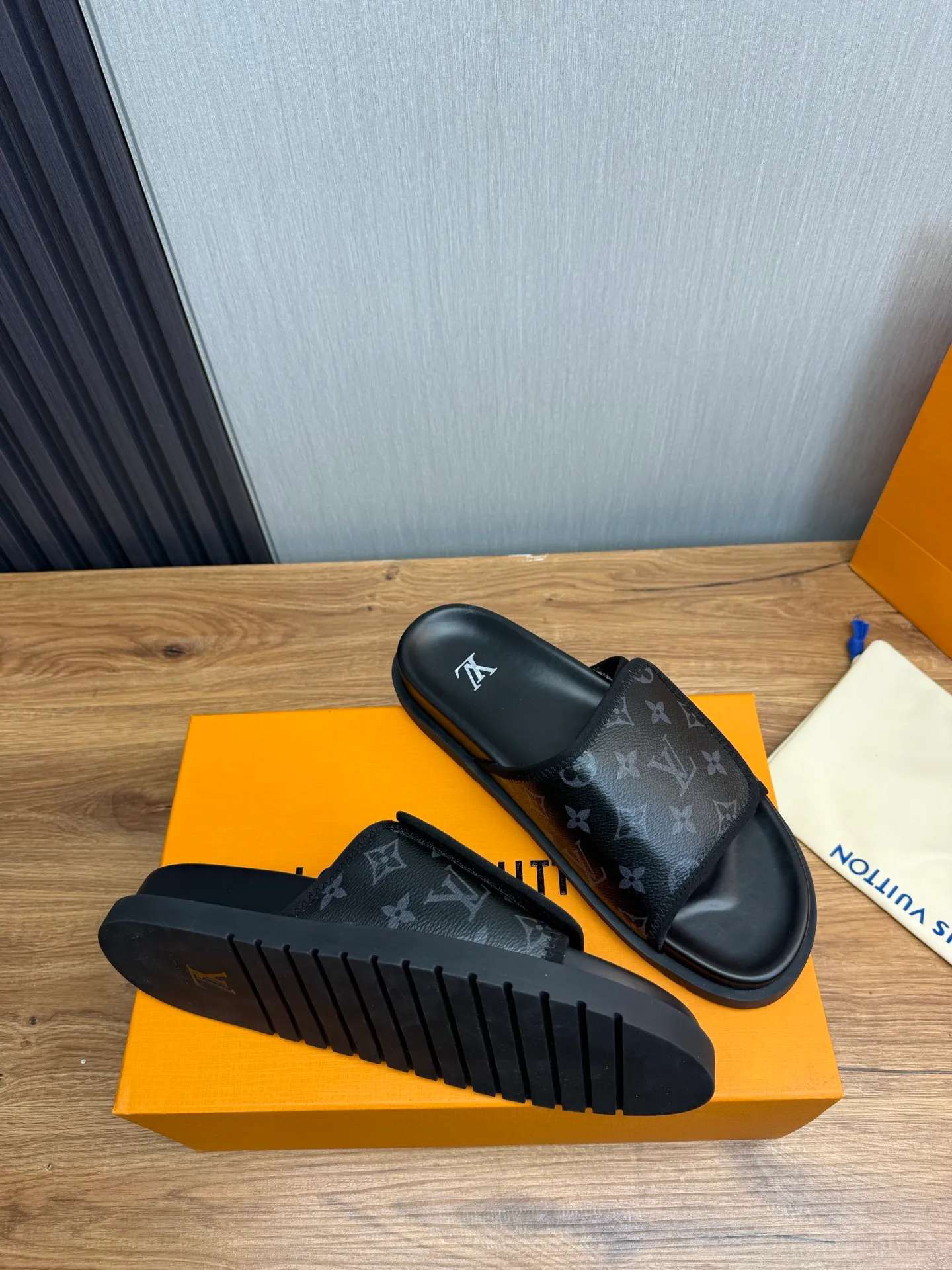 Men's shoes 💰340💰 ▪️LV's popular Little Red Book popular slippers hot sale: 1 shipment✅ Super textured and comfortable slippers, original TPU outsole. Authentic counter box drawer box packaging 🎁Size 38-45